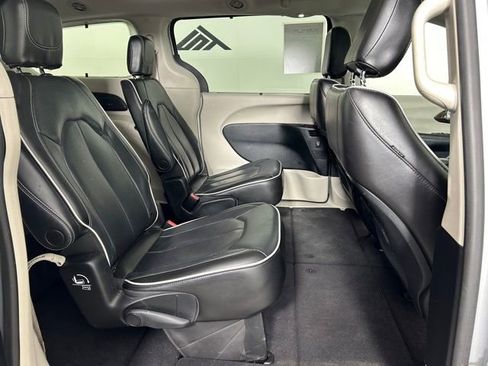 Used 2022 Chrysler Pacifica Limited FWD image 12