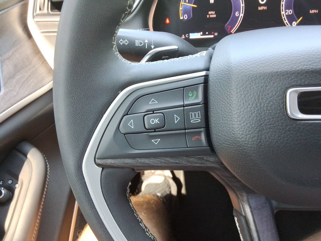 Used 2023 Jeep Grand Cherokee Limited w/ Luxury Tech Group II AWD/4WD image 27