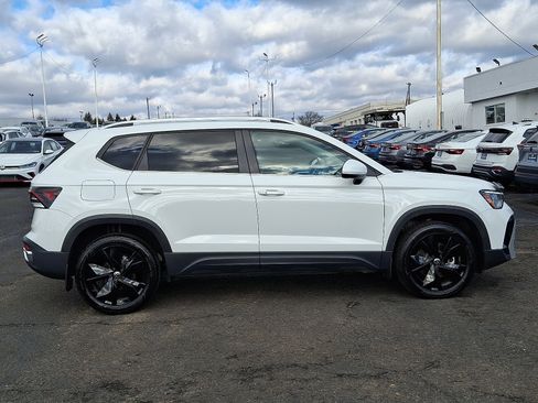 Used 2025 Volkswagen Taos SE image 8