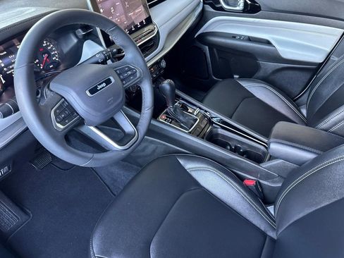 Used 2025 Jeep Compass Limited image 4