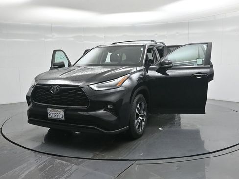Used 2023 Toyota Highlander XLE image 35