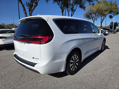 Used 2022 Chrysler Pacifica Limited image 3