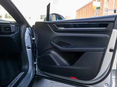 Certified 2025 Porsche Macan Electric image 40