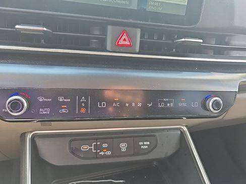 Used 2025 Kia Carnival FWD image 16