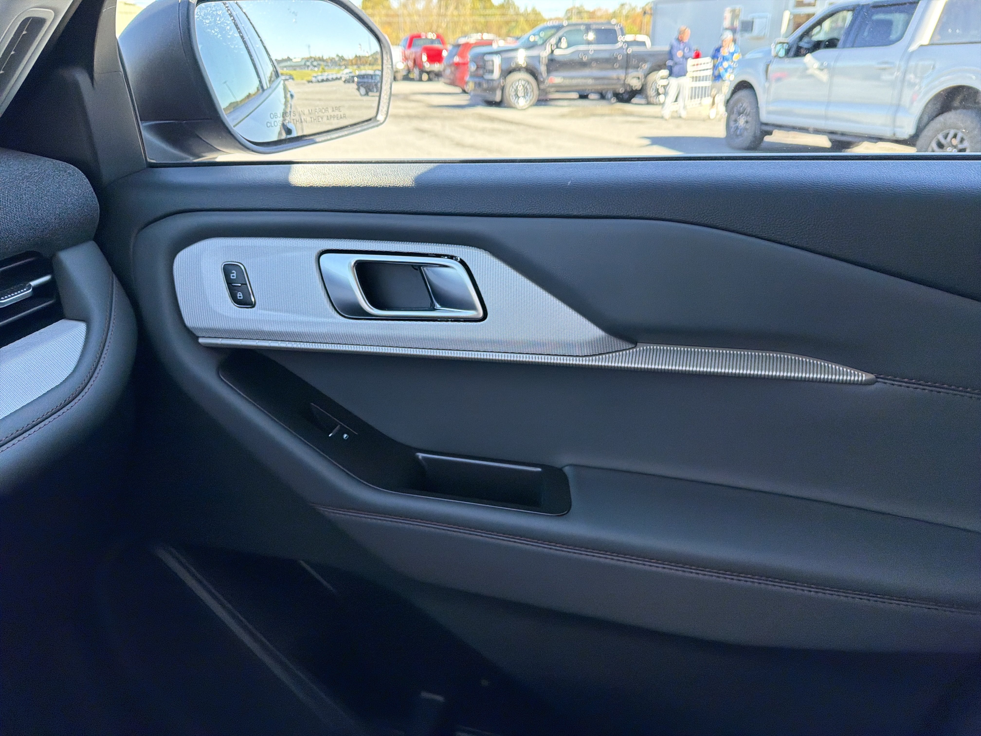 Used 2025 Ford Explorer Active AWD/4WD image 24