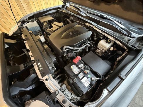 Used 2017 Toyota Tacoma TRD Off-Road AWD/4WD image 24