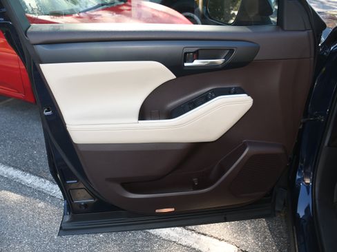 Certified 2020 Toyota Highlander XLE image 10