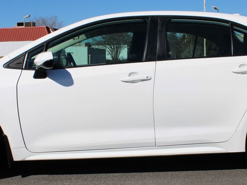 Used 2025 Toyota Corolla LE image 2