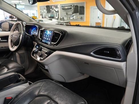 Used 2020 Chrysler Pacifica Limited FWD image 34