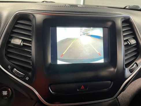 Used 2019 Jeep Cherokee Latitude Plus FWD image 28