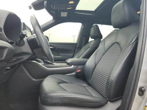 Used 2022 Toyota Highlander XSE FWD image 29