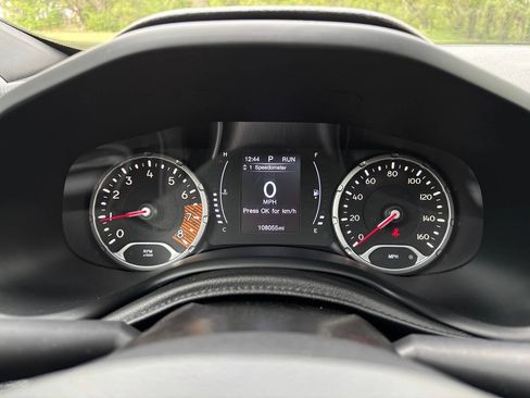 Used 2020 Jeep Renegade Latitude w/ Cold Weather Group AWD/4WD image 23