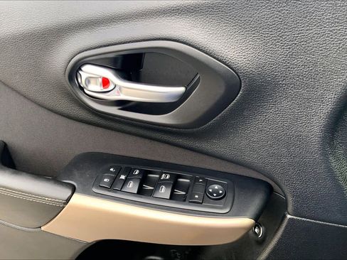 Used 2017 Jeep Cherokee Sport image 29