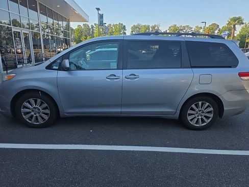Used 2013 Toyota Sienna LE w/ Towing Pkg AWD/4WD image 1