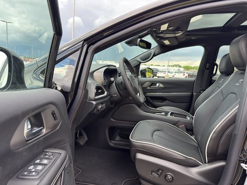 New 2027 Chrysler Pacifica Limited AWD/4WD image 12