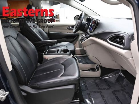 Used 2023 Chrysler Pacifica Touring-L FWD image 25