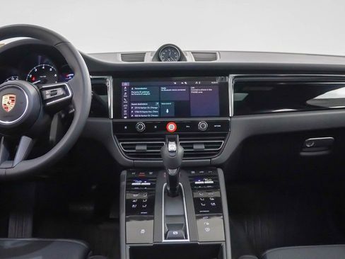 Certified 2025 Porsche Macan image 21