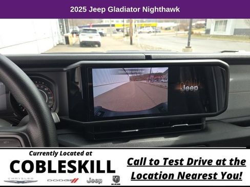 Used 2025 Jeep Gladiator Overland AWD/4WD image 16