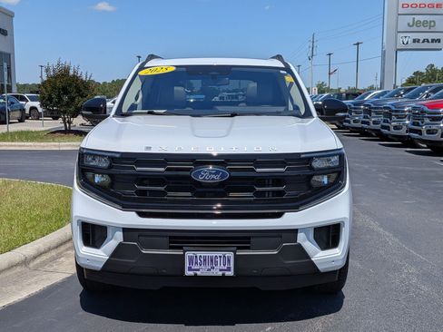 Used 2025 Ford Expedition Active AWD/4WD image 2