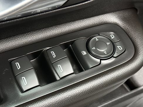 Used 2023 GMC Terrain SLE w/ Driver Convenience Package image 13