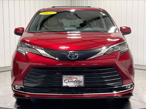 Used 2022 Toyota Sienna XLE w/ XLE Plus Package AWD/4WD image 2