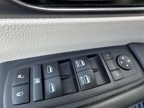 Used 2024 Chrysler Pacifica Touring-L image 13