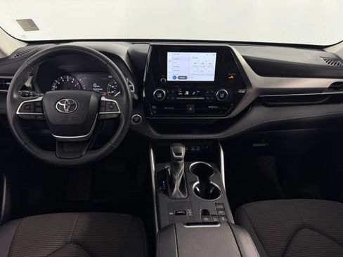 Used 2025 Toyota Highlander LE FWD image 25