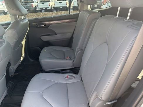 Used 2024 Toyota Highlander Platinum image 21