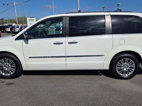 Used 2013 Chrysler Town & Country Touring-L w/ Entertainment Group #2 FWD image 8