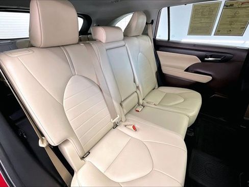 Used 2021 Toyota Highlander XLE image 19