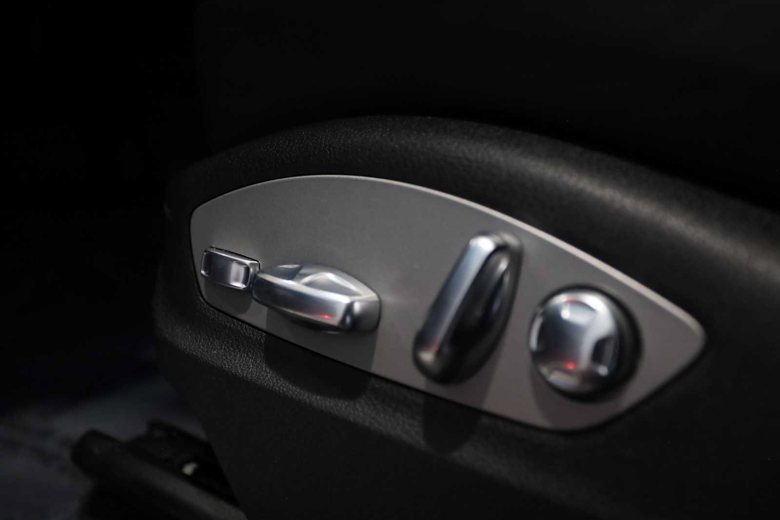 Used 2025 Porsche Macan AWD/4WD image 27