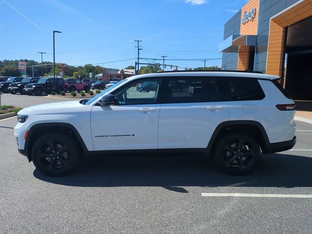 Used 2023 Jeep Grand Cherokee L Limited w/ Black Appearance Package AWD/4WD image 7