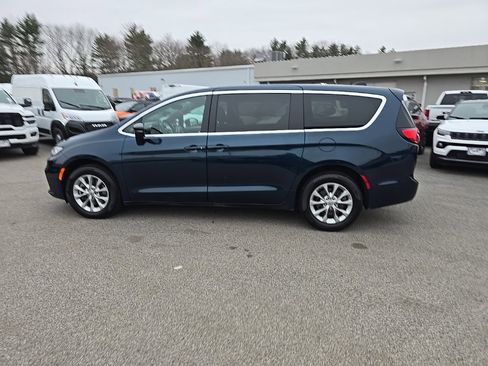 Used 2025 Chrysler Pacifica Select image 4