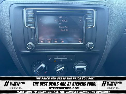 Used 2016 Volkswagen Jetta SE FWD image 25
