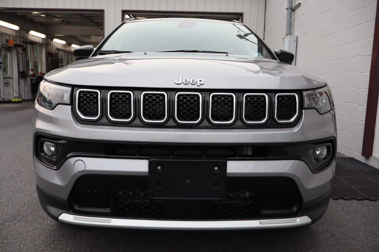 Used 2023 Jeep Compass Limited w/ Sun and Sound Group AWD/4WD image 2