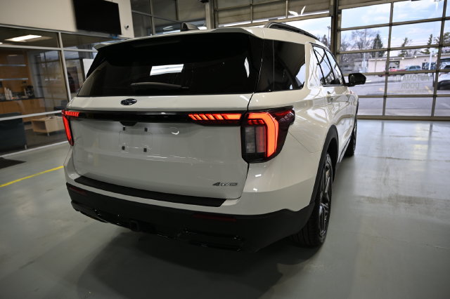 Used 2025 Ford Explorer ST-Line w/ ST-Line Street Pack AWD/4WD image 5