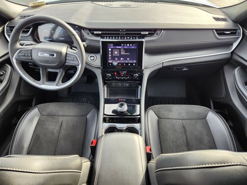 Used 2023 Jeep Grand Cherokee L Laredo image 16