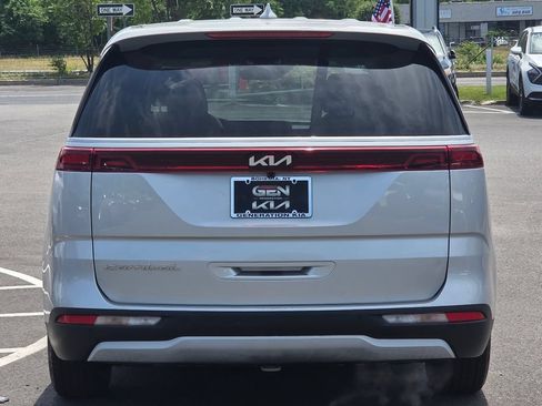 Used 2022 Kia Carnival LX FWD image 5