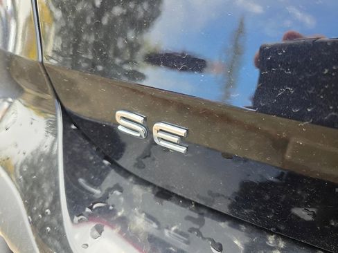 Used 2023 Volkswagen Taos SE w/ Panoramic Sunroof Package FWD image 19