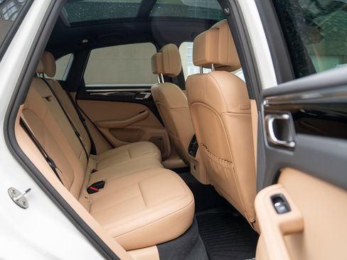 Used 2025 Porsche Macan image 24