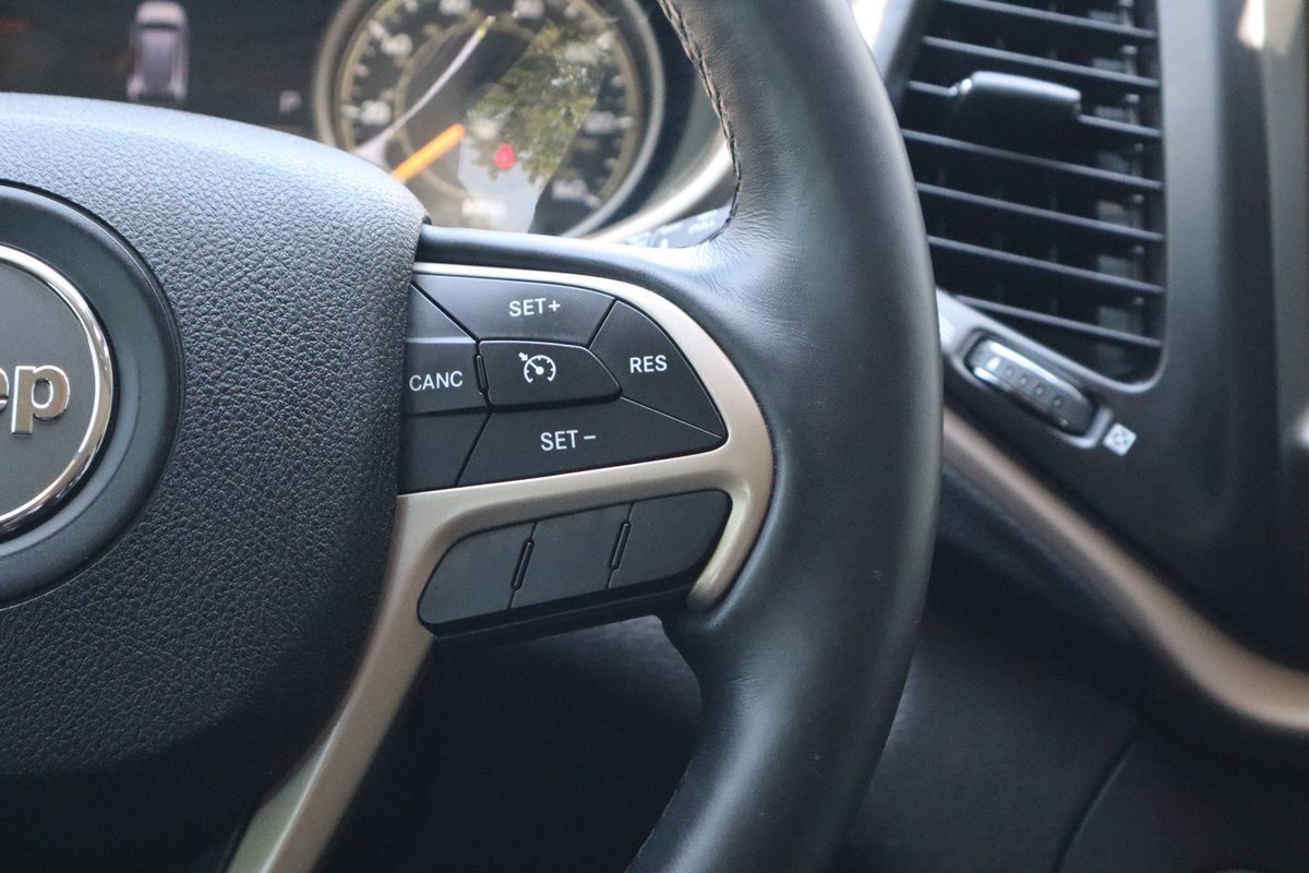 Used 2014 Jeep Cherokee Limited w/ Luxury Group AWD/4WD image 16