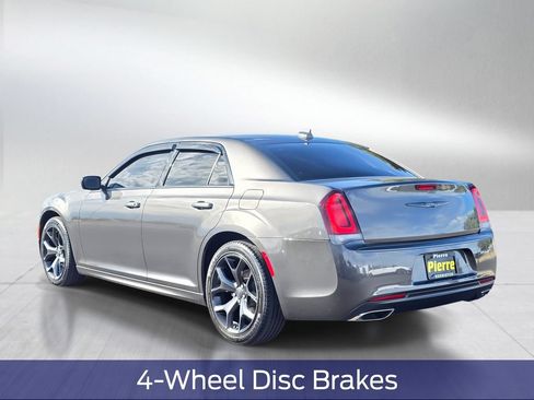 Used 2022 Chrysler 300 Touring L RWD image 4