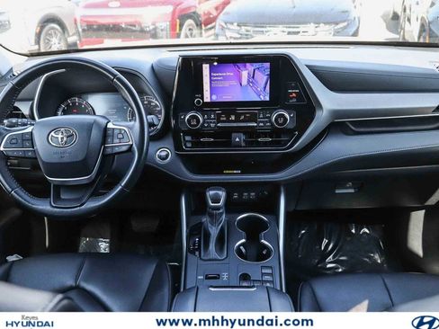 Used 2023 Toyota Highlander XLE FWD image 12