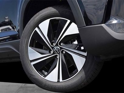 New 2025 Volkswagen Taos SE