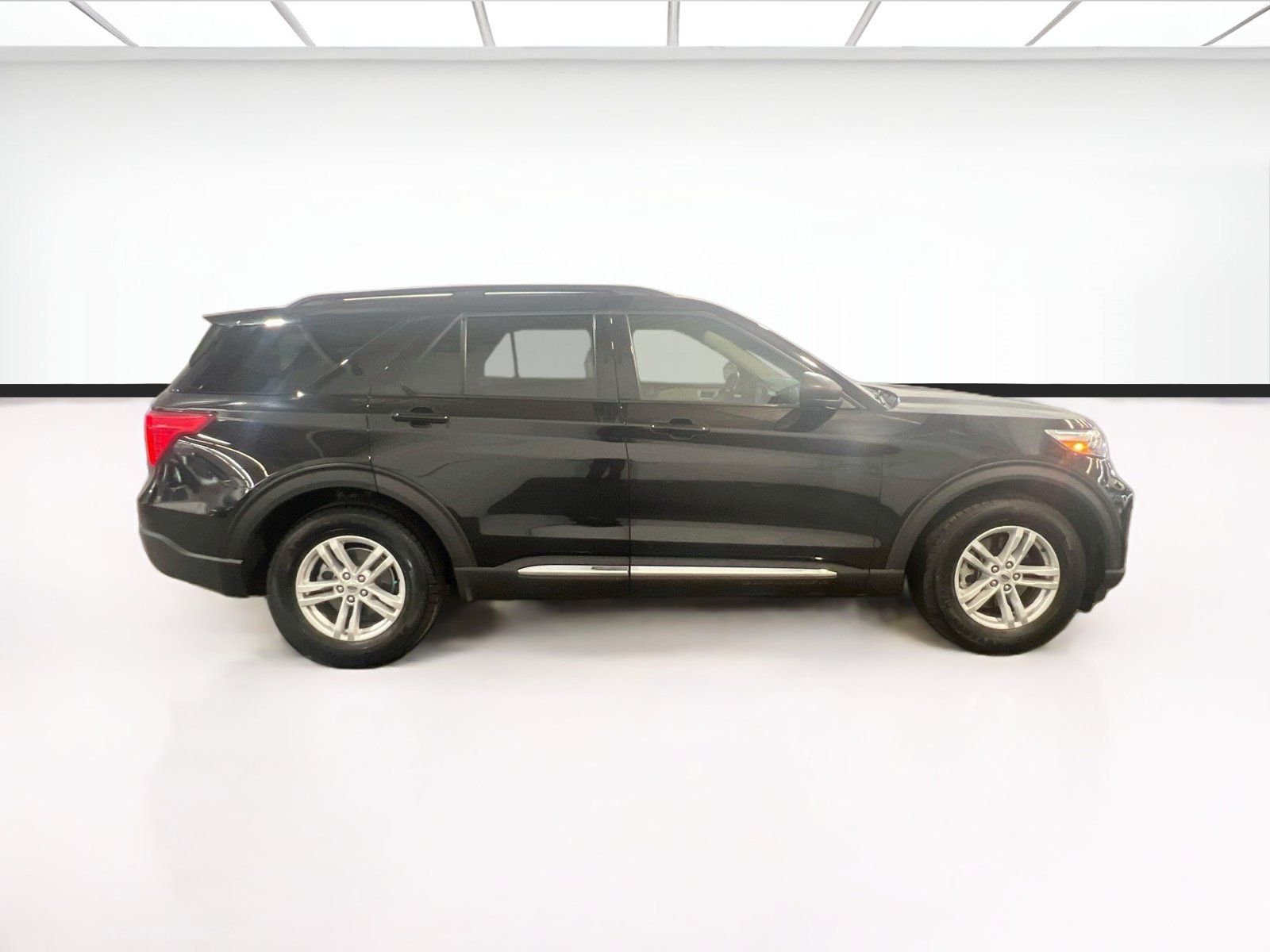 Used 2024 Ford Explorer XLT w/ Equipment Group 202A RWD image 23