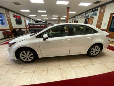 Used 2021 Toyota Corolla LE image 2