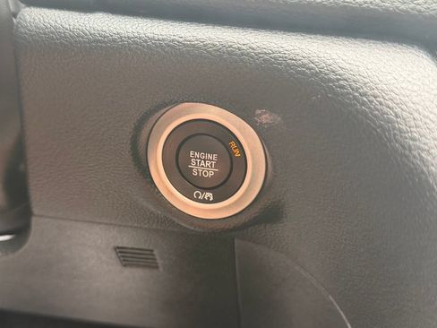 Used 2025 Chrysler Pacifica Limited FWD image 31
