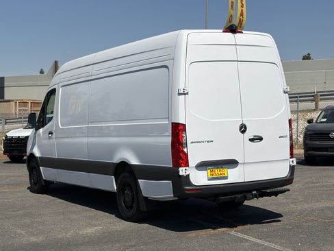Used 2025 Mercedes-Benz Sprinter 2500 image 5