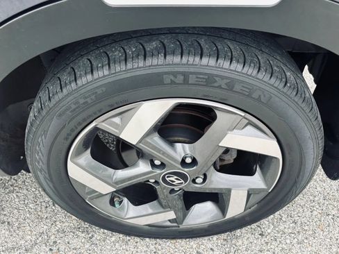 Used 2021 Hyundai Venue FWD image 4