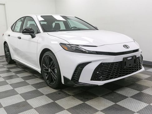 New 2026 Toyota Camry Hybrid FWD image 2